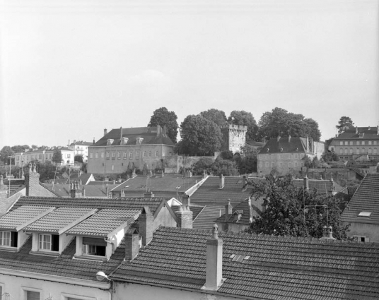 Vue éloignée, depuis la ville basse. © Région Bourgogne-Franche-Comté, Inventaire du patrimoine