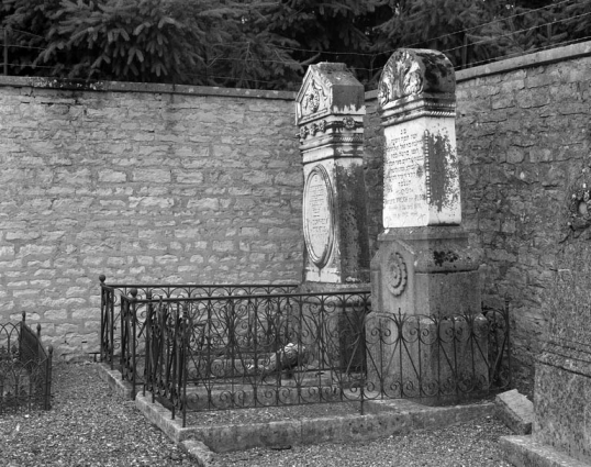 Tombeau de Clara Dreyfuss et pauline Walch, de trois quarts droit. © Région Bourgogne-Franche-Comté, Inventaire du patrimoine