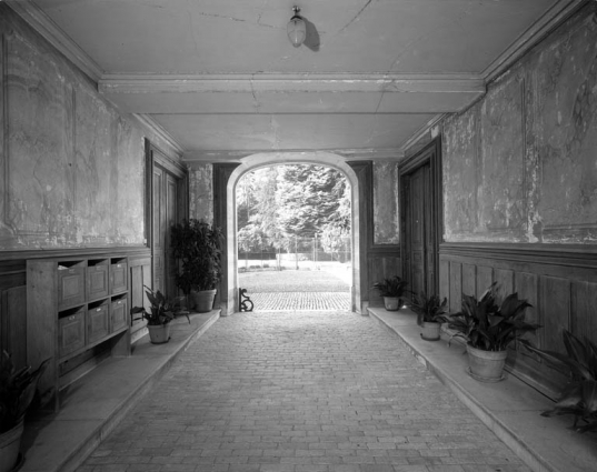 Détail du vestibule depuis la porte d'entrée. © Région Bourgogne-Franche-Comté, Inventaire du patrimoine