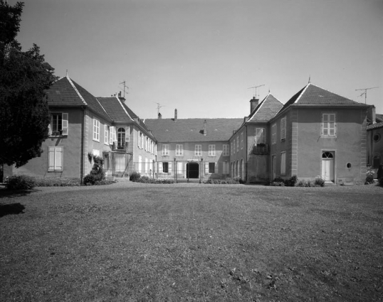 Vue d'ensemble des corps de bâtiments sur cour depuis le parc. © Région Bourgogne-Franche-Comté, Inventaire du patrimoine