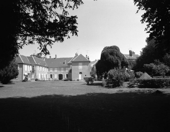 Vue d'ensemble des corps de bâtiments sur cour depuis le fond du parc. © Région Bourgogne-Franche-Comté, Inventaire du patrimoine