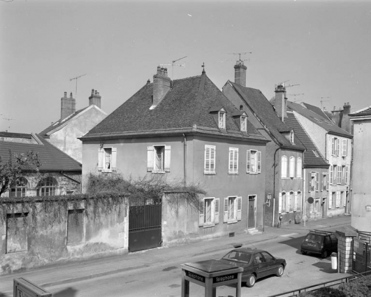 Partie droite de l'ancien couvent : vue d'ensemble de la maison AY16. © Région Bourgogne-Franche-Comté, Inventaire du patrimoine