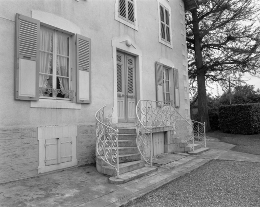 Détail du perron de l'habitation. © Région Bourgogne-Franche-Comté, Inventaire du patrimoine