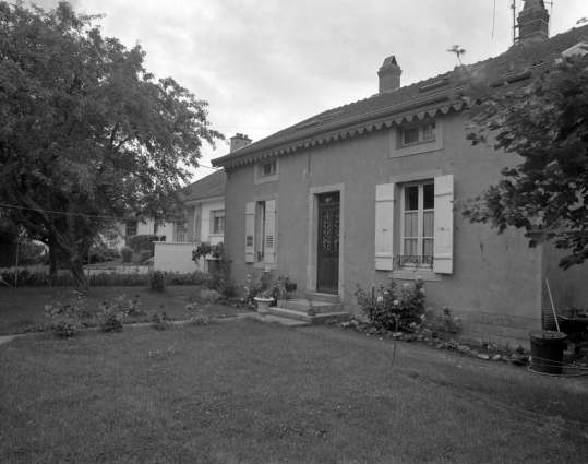 Façade antérieure de trois quarts droit, depuis la cour. © Région Bourgogne-Franche-Comté, Inventaire du patrimoine