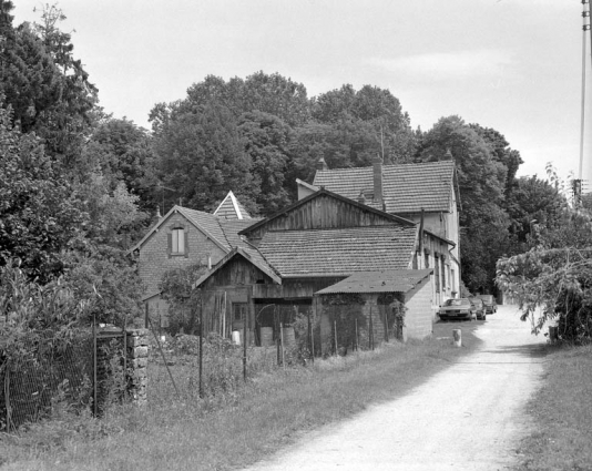 Dépendances situées à l'arrière du débit de boissons. © Région Bourgogne-Franche-Comté, Inventaire du patrimoine