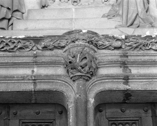 Façade antérieure, portail : porte centrale, détail de la partie supérieure du pilier central. © Région Bourgogne-Franche-Comté, Inventaire du patrimoine