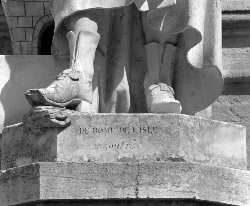 Détail du socle de la statue. © Région Bourgogne-Franche-Comté, Inventaire du patrimoine