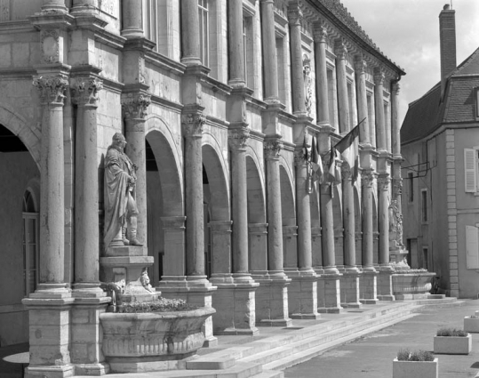 Vue rapprochée de la façade antérieure, de trois quarts gauche. © Région Bourgogne-Franche-Comté, Inventaire du patrimoine