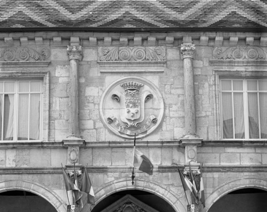 Façade antérieure : détail de la travée centrale du premier étage. © Région Bourgogne-Franche-Comté, Inventaire du patrimoine