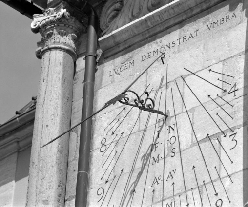 façade antérieure : cadran solaire en gros plan, de trois quarts droit. © Région Bourgogne-Franche-Comté, Inventaire du patrimoine