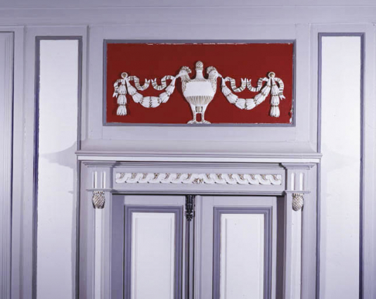Intérieur, le bureau du maire : détail d'un panneau sculpté au dessus d'une des portes. © Région Bourgogne-Franche-Comté, Inventaire du patrimoine
