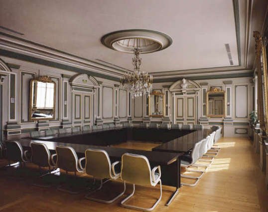 Intérieur : la salle du conseil, depuis le fond de la pièce. © Région Bourgogne-Franche-Comté, Inventaire du patrimoine
