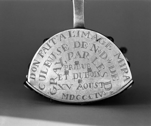 Détail de l'inscription sous la base du reliquaire. © Région Bourgogne-Franche-Comté, Inventaire du patrimoine