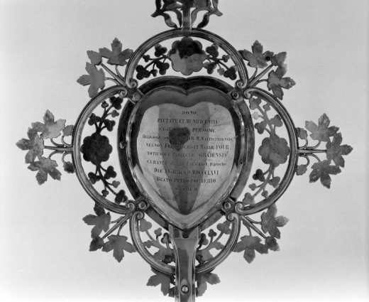 Détail de l'inscription au revers de la monstrance. © Région Bourgogne-Franche-Comté, Inventaire du patrimoine