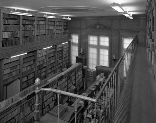 Intérieur : vue d'ensemble de la bibliothèque depuis le haut de l'escalier de la galerie. © Région Bourgogne-Franche-Comté, Inventaire du patrimoine
