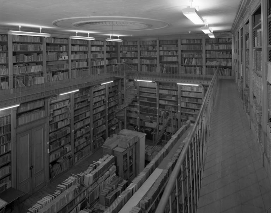 Intérieur : vue d'ensemble de la bibliothèque depuis la galerie. © Région Bourgogne-Franche-Comté, Inventaire du patrimoine