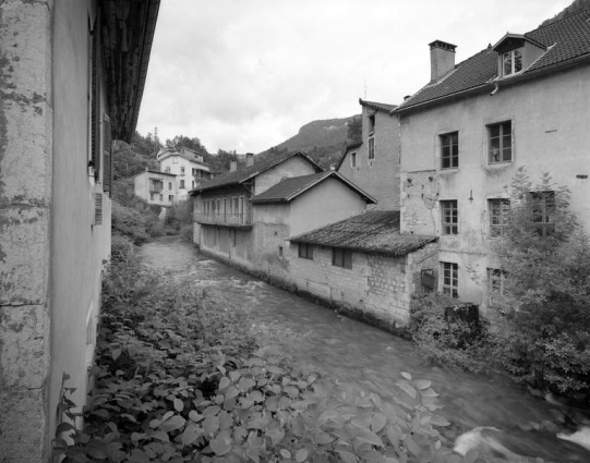 Bureau et ateliers de fabrication au long de l'Abîme, depuis l'aval. © Région Bourgogne-Franche-Comté, Inventaire du patrimoine