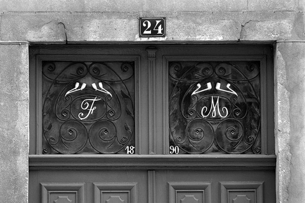 Pipes, initiales et date ornant le châssis de tympan de l'entrée du n° 24. © Région Bourgogne-Franche-Comté, Inventaire du patrimoine