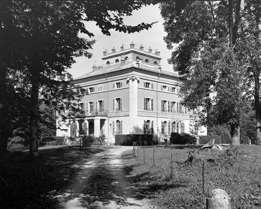 Vue des façades sud et est depuis l'allée sud-est du parc. © Région Bourgogne-Franche-Comté, Inventaire du patrimoine