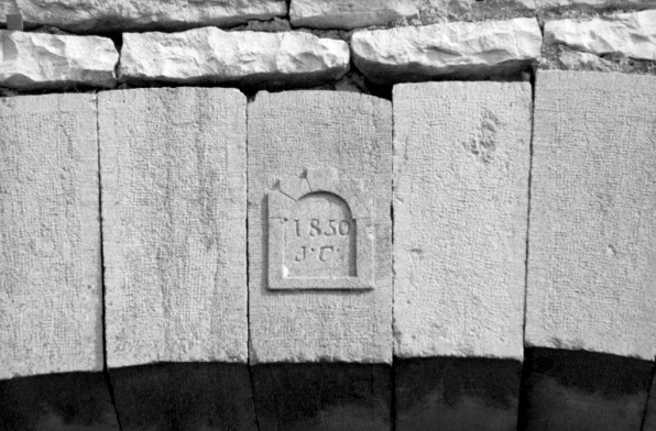 Etable : clef de voûte datée. © Région Bourgogne-Franche-Comté, Inventaire du patrimoine