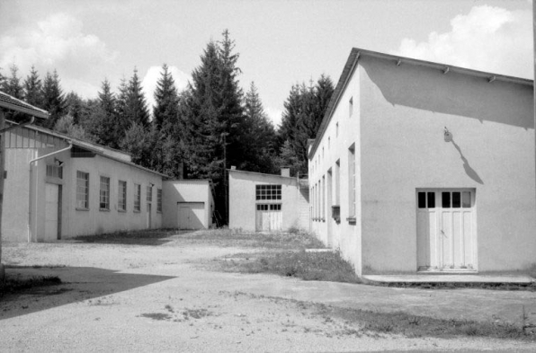 Ateliers récents. Atelier de fabrication à gauche, chaufferie et atelier de conditionnement à droite. © Région Bourgogne-Franche-Comté, Inventaire du patrimoine
