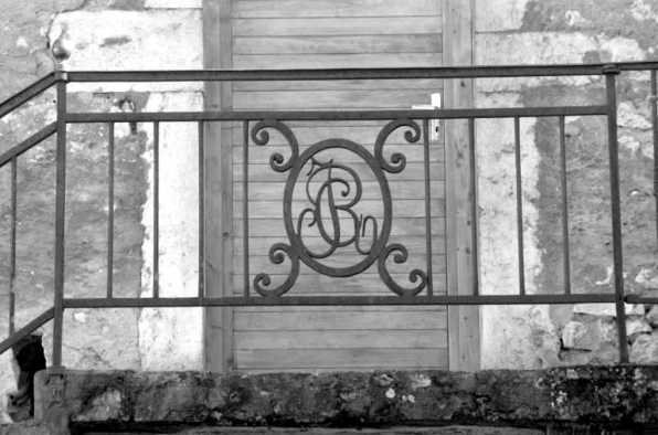 Initiales ornant la grille en fer forgé de l'atelier de fabrication. © Région Bourgogne-Franche-Comté, Inventaire du patrimoine