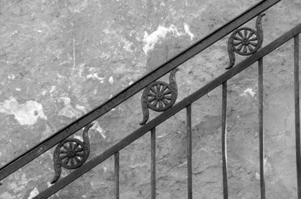 Détail de la grille en fer forgé de l'atelier de fabrication. © Région Bourgogne-Franche-Comté, Inventaire du patrimoine