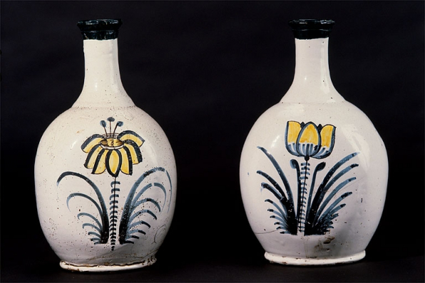 Vue d'ensemble de deux bouteilles décorées d'une fleur stylisée. © Région Bourgogne-Franche-Comté, Inventaire du patrimoine