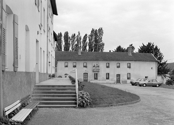 Vue d'ensemble du bâtiment droit. © Région Bourgogne-Franche-Comté, Inventaire du patrimoine