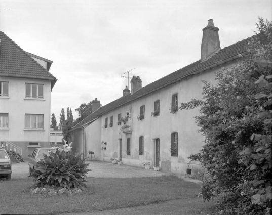 Façade antérieure du bâtiment droit, de trois quarts droit. © Région Bourgogne-Franche-Comté, Inventaire du patrimoine
