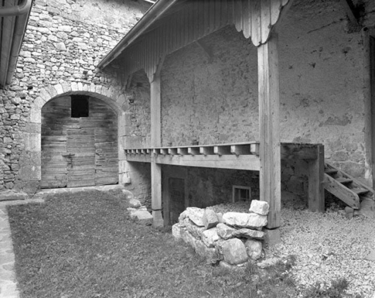 Accès à la grange. © Région Bourgogne-Franche-Comté, Inventaire du patrimoine