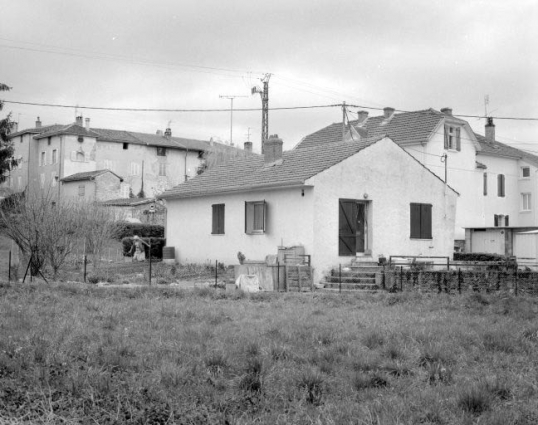 Logement d'ouvriers de 1959 vu depuis l'ouest. © Région Bourgogne-Franche-Comté, Inventaire du patrimoine