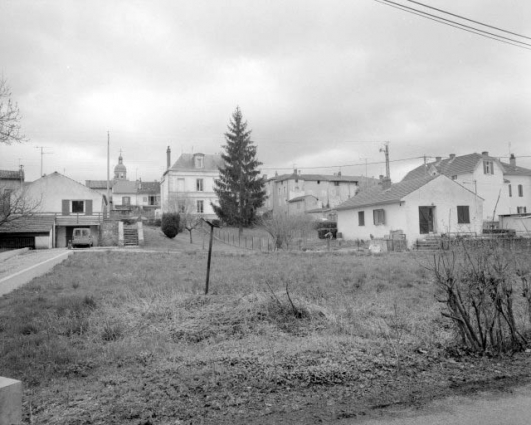 Vue d'ensemble des logements d'ouvriers, depuis l'ouest. Maison de 1956 à gauche, de 1959 à droite. © Région Bourgogne-Franche-Comté, Inventaire du patrimoine
