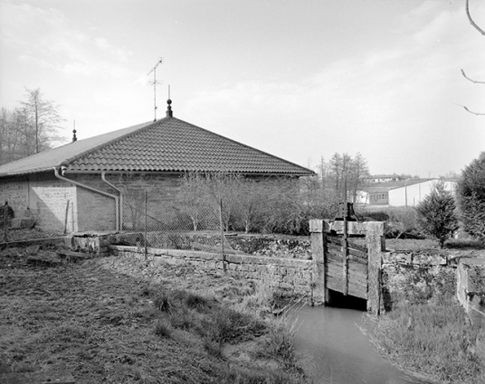 Canal et vanne de décharge. © Région Bourgogne-Franche-Comté, Inventaire du patrimoine