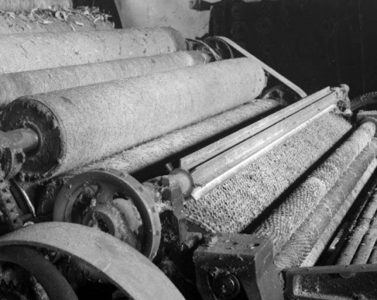 Détail du cylindre briseur.De droite à gauche, rouleaux alimentaires, cylindre briseur puis cylindres cardes de l'avant-train. © Région Bourgogne-Franche-Comté, Inventaire du patrimoine