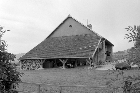 Vue de la façade latérale gauche de trois quarts droit. © Région Bourgogne-Franche-Comté, Inventaire du patrimoine