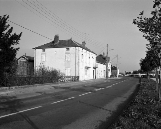 Vue d'ensemble éloignée de la maison remplaçant l'ancien entrepôt. © Région Bourgogne-Franche-Comté, Inventaire du patrimoine