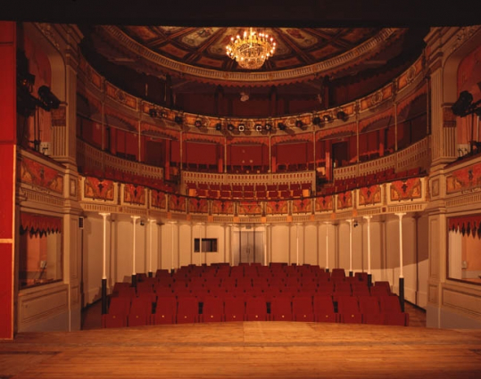 Intérieur : vue de la salle et des loges depuis la scène. © Région Bourgogne-Franche-Comté, Inventaire du patrimoine