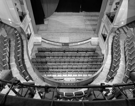 Intérieur : vue plongeante sur le parterre et le premier balcon. © Région Bourgogne-Franche-Comté, Inventaire du patrimoine