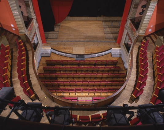 Intérieur : vue plongeante sur le parterre et le premier balcon. © Région Bourgogne-Franche-Comté, Inventaire du patrimoine