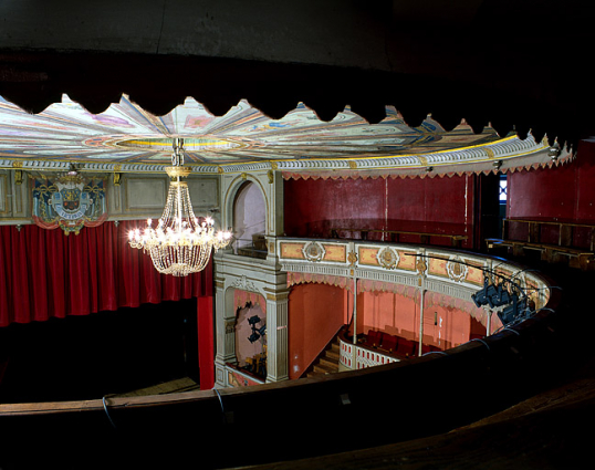 Intérieur : vue du plafond et du deuxième balcon, de trois quarts gauche. © Région Bourgogne-Franche-Comté, Inventaire du patrimoine