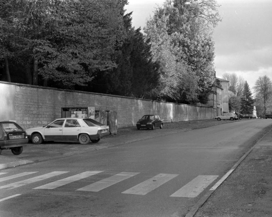 Restes de rempart le long de l'avenue Revon (vers l'ancien bastion de l'Arsenal). © Région Bourgogne-Franche-Comté, Inventaire du patrimoine