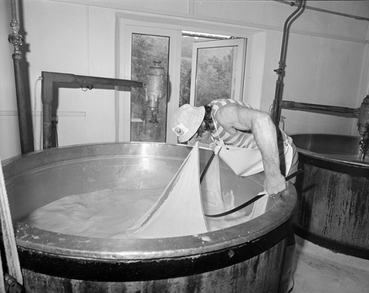 Tirage à la toile : le fromager enlève la baguette. © Région Bourgogne-Franche-Comté, Inventaire du patrimoine