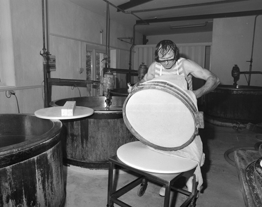 Démoulage d'un fromage : retournement. © Région Bourgogne-Franche-Comté, Inventaire du patrimoine