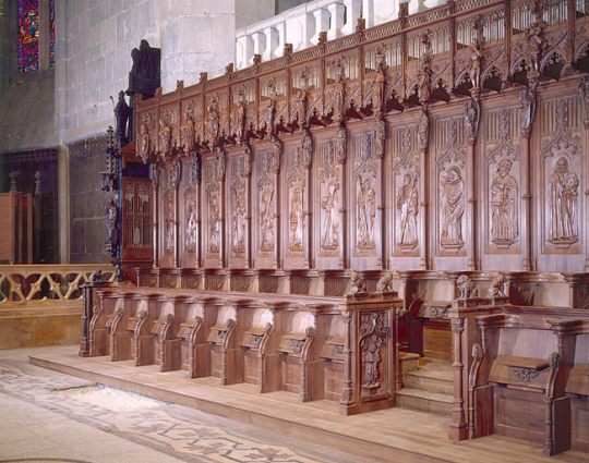 Moitié ouest des stalles sud, vue de trois quarts depuis la droite, avant teinture définitive. © Région Bourgogne-Franche-Comté, Inventaire du patrimoine