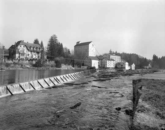 Logement patronal et minoterie depuis l'ouest. Au premier plan : barrage sur l'Ain. © Région Bourgogne-Franche-Comté, Inventaire du patrimoine