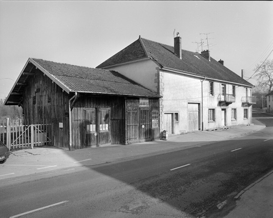 Remise à automobile et logement. © Région Bourgogne-Franche-Comté, Inventaire du patrimoine