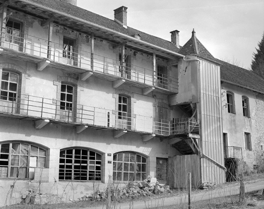 Façade de l'atelier de fabrication avec escalier hors oeuvre. © Région Bourgogne-Franche-Comté, Inventaire du patrimoine