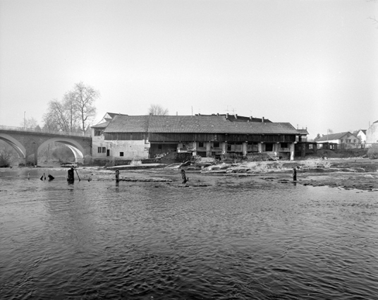 Façade de l'atelier de fabrication sur la rivière de l'Ain. © Région Bourgogne-Franche-Comté, Inventaire du patrimoine
