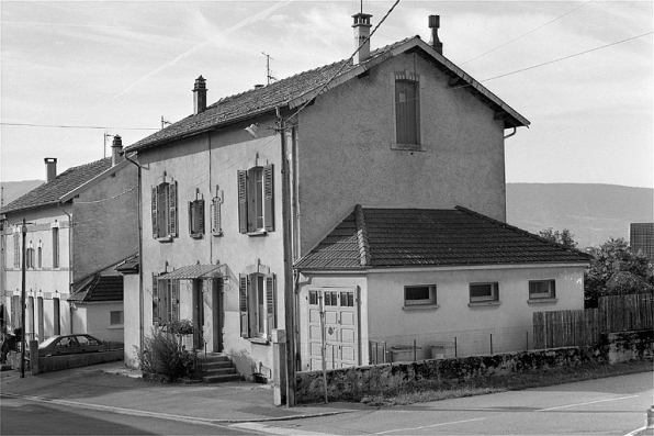 Façade antérieure et face droite. © Région Bourgogne-Franche-Comté, Inventaire du patrimoine